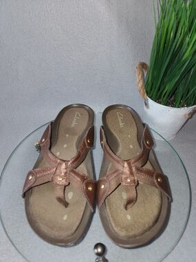 Clarks Women's Size 7 Brown Leather T-Strap Sandals Comfortable Walking Casual